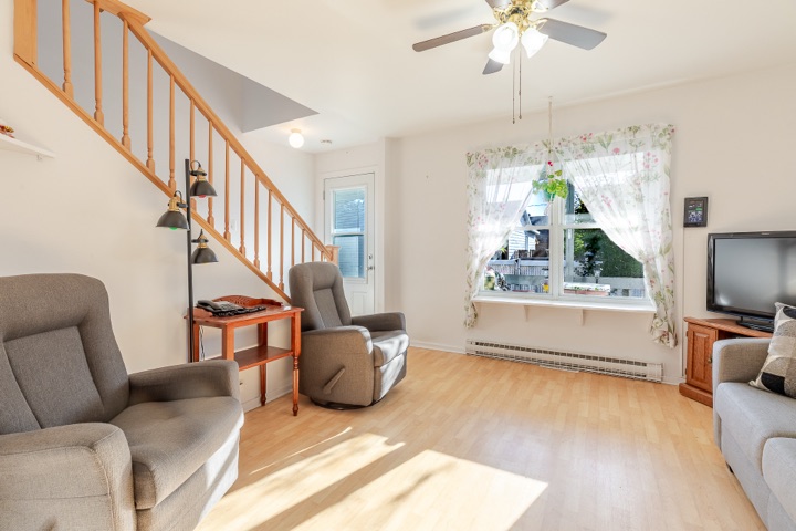 Salon — 133 rue Marinier, Québec